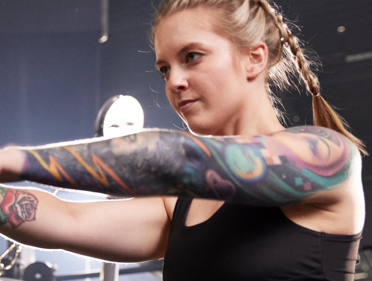 eos gym member doing full body kettle bell workouts