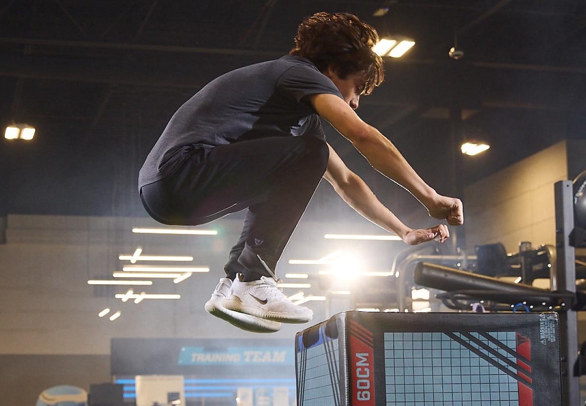 eos gym member doing agility training on indoor turf