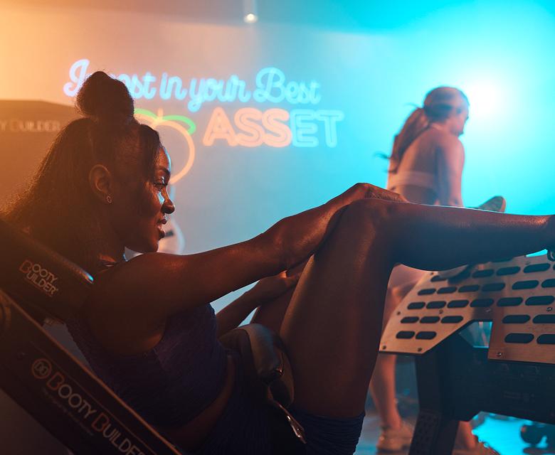 eos member doing hip thrusts