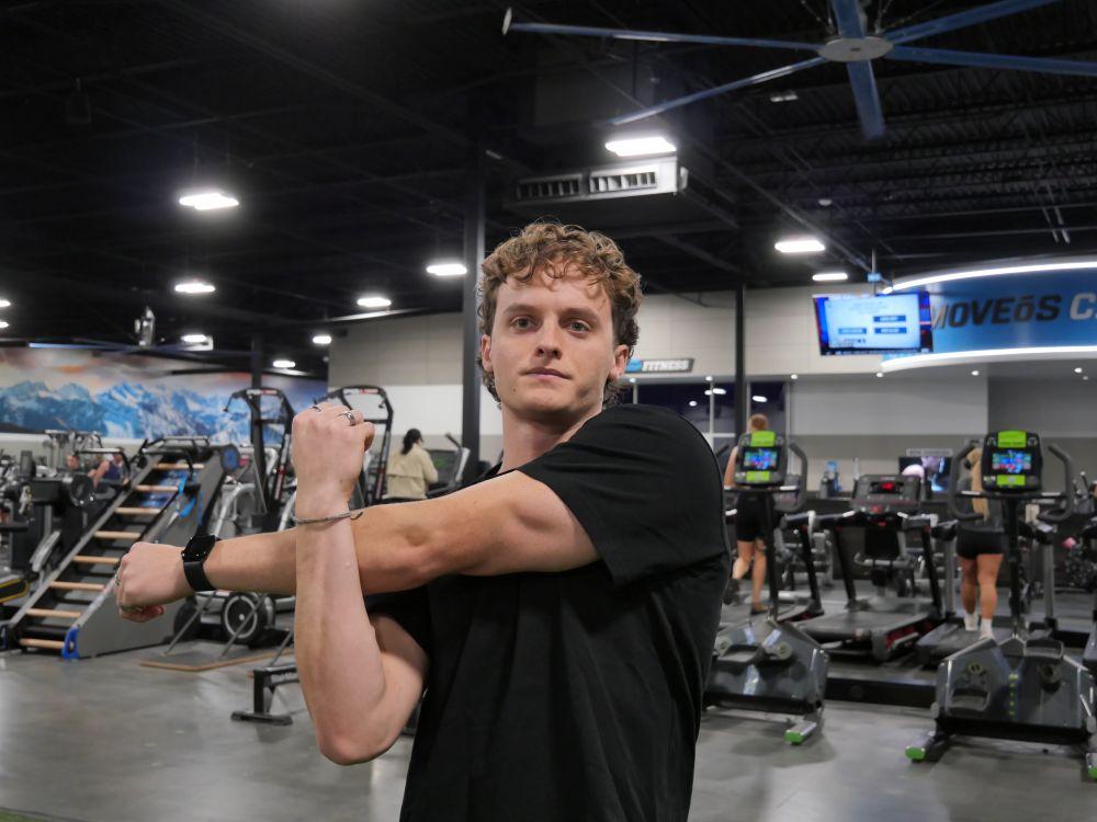 eos gym member dynamic stretching