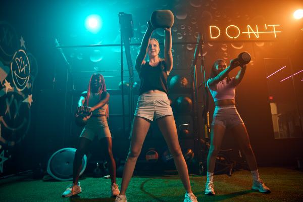 kettlebell swings in fitness class at eos