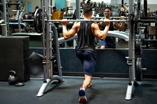 eos gym member doing smith machine lunges