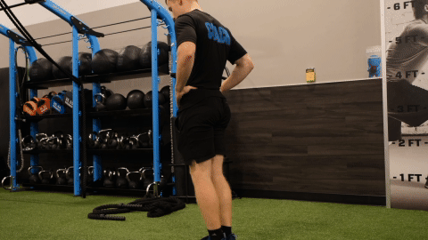 eos gym member doing walking lunges